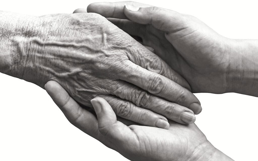 מטפלת בקשישה, אילוסטרציה (צילום: Cebas / iStock) מטפלת בקשישה, אילוסטרציה (צילום: Cebas / iStock)