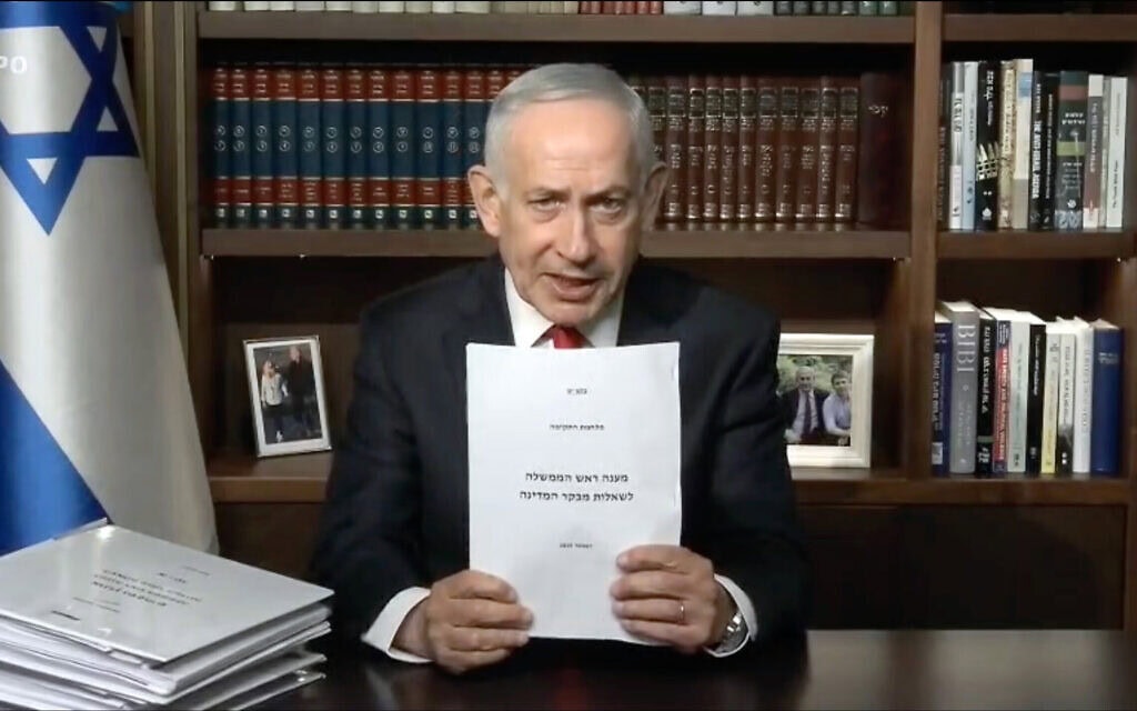 ראש הממשלה בנימין נתניהו מציג בסרטון וידאו את המסמך שהגיש למבקר המדינה בעניין האירועים שקדמו לטבח השבעה באוקטובר, 5 בפברואר 2026 (צילום: צילום מסך, לע"מ) ראש הממשלה בנימין נתניהו מציג בסרטון וידאו את המסמך שהגיש למבקר המדינה בעניין האירועים שקדמו לטבח השבעה באוקטובר, 5 בפברואר 2026 (צילום: צילום מסך, לע"מ)