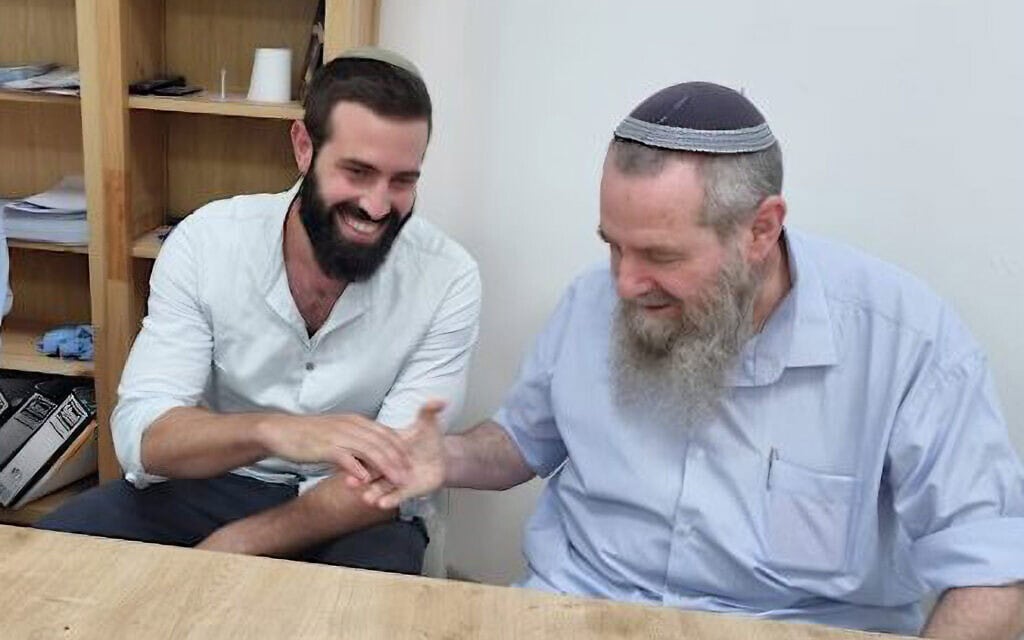 אבי מעוז לוחץ את ידו של יואל אלבז עם מינויו ליו