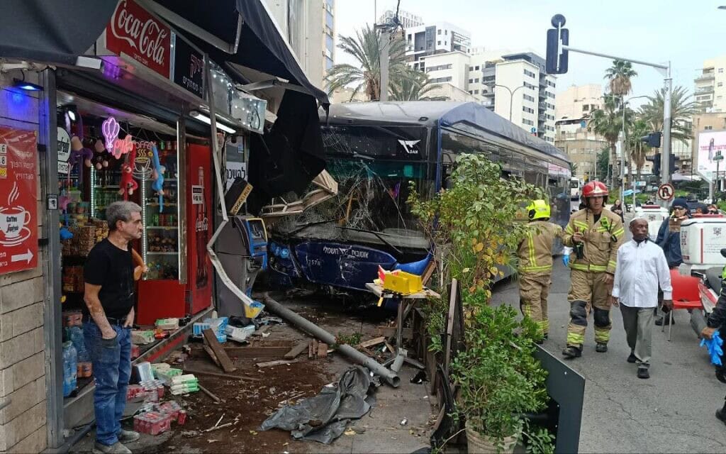 אוטובוס פגע בחנות ברמת גן, 6 בפברואר 2026 (צילום: דוברות מד"א) אוטובוס פגע בחנות ברמת גן, 6 בפברואר 2026 (צילום: דוברות מד"א)