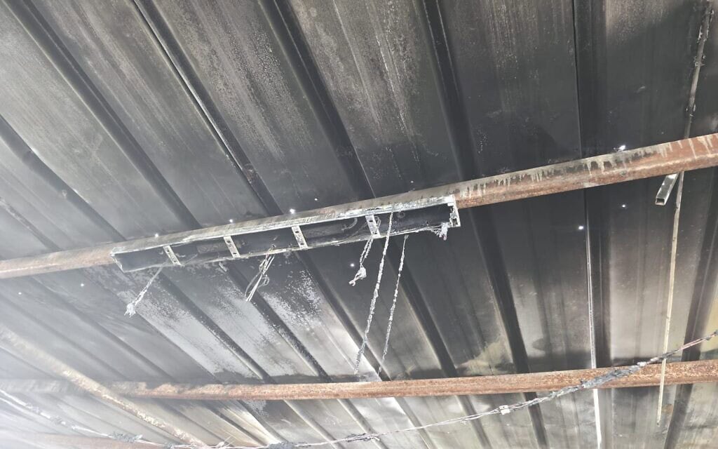 כשל חשמלי שגרם לדליקה בדיר כבשים בסמוע שבגדה המערבית, 17 בפברואר 2026 (צילום: דוברות המשטרה) כשל חשמלי שגרם לדליקה בדיר כבשים בסמוע שבגדה המערבית, 17 בפברואר 2026 (צילום: דוברות המשטרה)