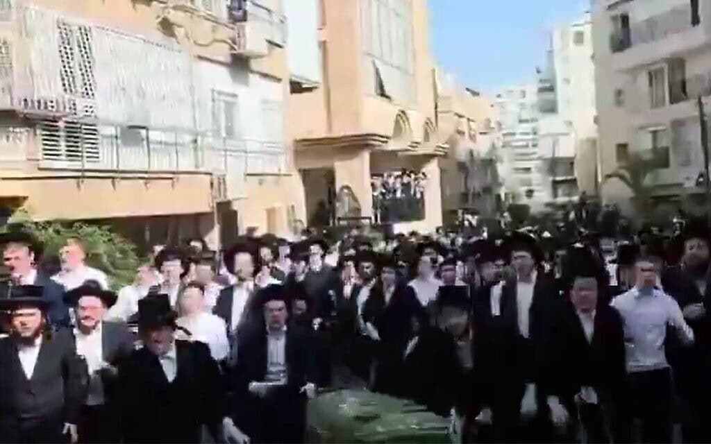 חרדים תוקפים חיילות בבני ברק, 15 בפברואר 2026 (צילום: Screen grab/David Keshet/X) חרדים תוקפים חיילות בבני ברק, 15 בפברואר 2026 (צילום: Screen grab/David Keshet/X)