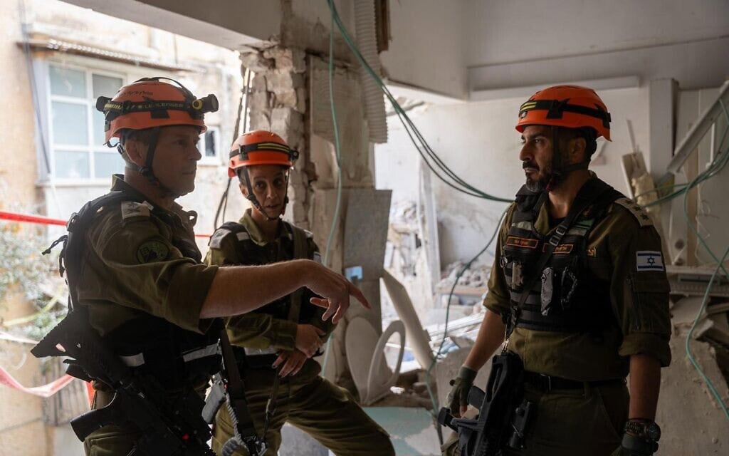 מפקד פיקוד העורף, אלוף שי קלפר, באחת מזירות הנפילה במרכז הארץ, 9 במרץ 2026 (צילום: דובר צה"ל) מפקד פיקוד העורף, אלוף שי קלפר, באחת מזירות הנפילה במרכז הארץ, 9 במרץ 2026 (צילום: דובר צה"ל)