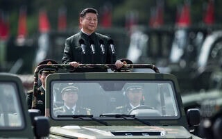 נשיא סין שי ג'ינפינג בצעדה צבאית בהונג קונג, יוני 2017 (צילום: DALE DE LA REY / AFP) נשיא סין שי ג'ינפינג בצעדה צבאית בהונג קונג, יוני 2017 (צילום: DALE DE LA REY / AFP)