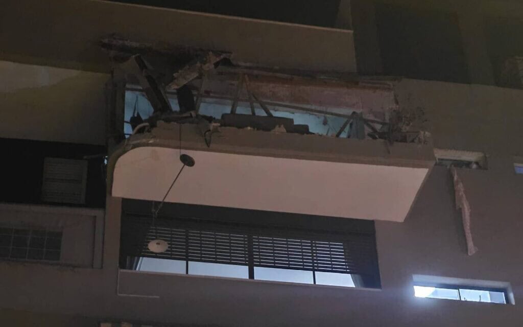 הדירה של בני הזוג שנהרגו מפגיעת טיל ששוגר מאיראן ברמת גן, 18 במרץ 2026 (צילום: כבאות והצלה ארצי) הדירה של בני הזוג שנהרגו מפגיעת טיל ששוגר מאיראן ברמת גן, 18 במרץ 2026 (צילום: כבאות והצלה ארצי)