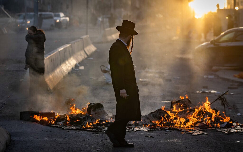 חרדי עומד בזירה של הפגנה בירושלים, 20 בינואר 2026 (צילום: חיים גולדברג/פלאש90) חרדי עומד בזירה של הפגנה בירושלים, 20 בינואר 2026 (צילום: חיים גולדברג/פלאש90)