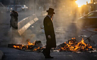 חרדי עומד בזירה של הפגנה בירושלים, 20 בינואר 2026 (צילום: חיים גולדברג/פלאש90) חרדי עומד בזירה של הפגנה בירושלים, 20 בינואר 2026 (צילום: חיים גולדברג/פלאש90)