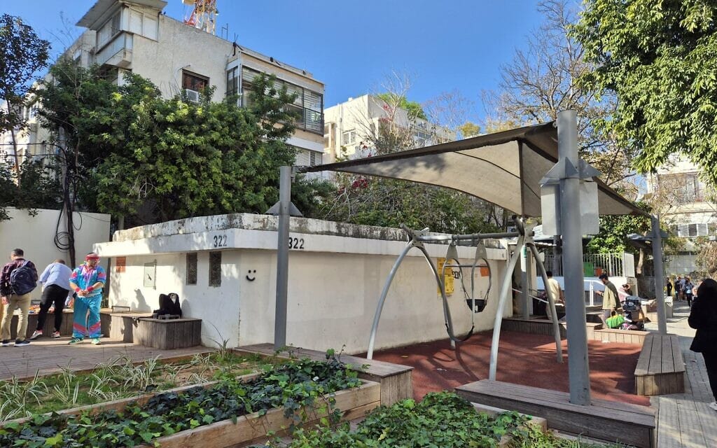 מקלט ציבורי תל אביב יפו, 2026 (צילום: דפנה צרויה) מקלט ציבורי תל אביב יפו, 2026 (צילום: דפנה צרויה)