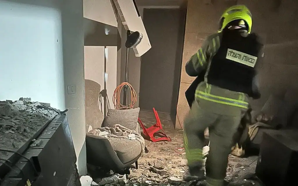 בית במושב חניאל שנפגע במתקפת הטילים המשולבת מאיראן ולבנון. 12 במרץ 2026 (צילום: דוברות כבאות והצלה) בית במושב חניאל שנפגע במתקפת הטילים המשולבת מאיראן ולבנון. 12 במרץ 2026 (צילום: דוברות כבאות והצלה)