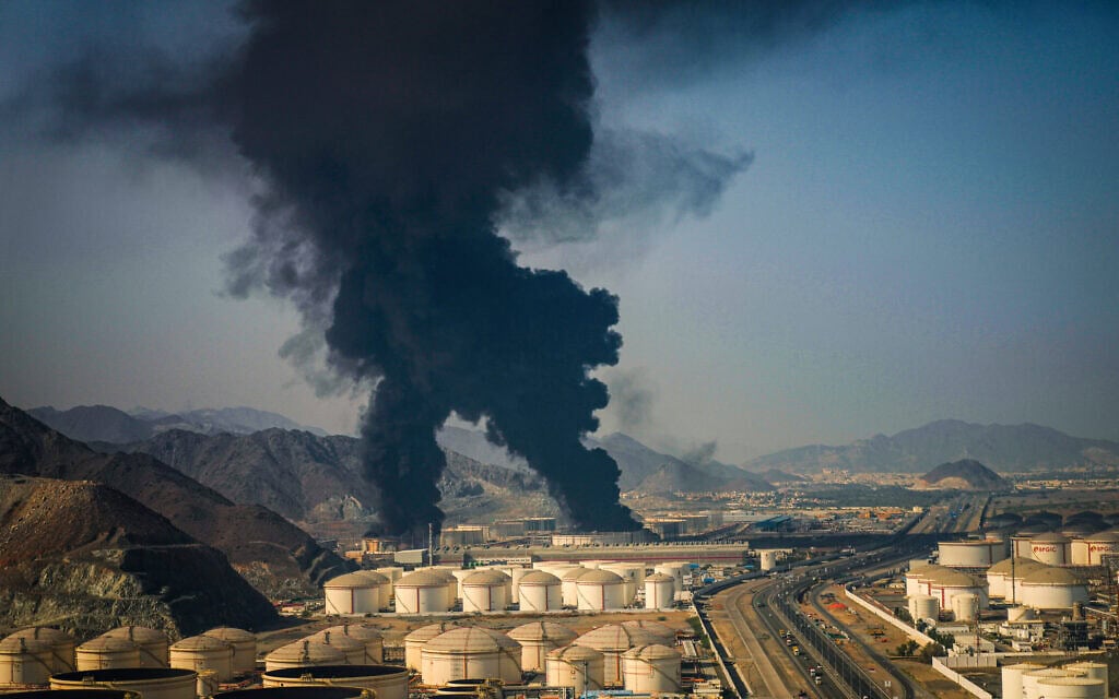 עמודי עשן מיתמרים ממתקן נפט בפוג’יירה, איחוד האמירויות, 14 במרץ 2026 (צילום: AP Photo/Altaf Qadri) עמודי עשן מיתמרים ממתקן נפט בפוג’יירה, איחוד האמירויות, 14 במרץ 2026 (צילום: AP Photo/Altaf Qadri)