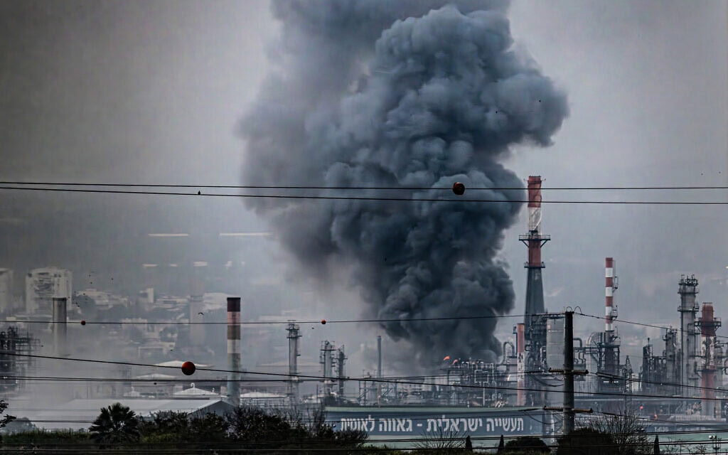 בתי הזיקוק בחיפה לאחר שנפגעו בתקיפה איראנית, 19 במרץ 2026 (צילום: אנתוני הרשקו/פלאש90) בתי הזיקוק בחיפה לאחר שנפגעו בתקיפה איראנית, 19 במרץ 2026 (צילום: אנתוני הרשקו/פלאש90)