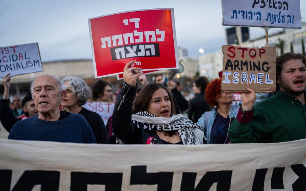 הפגנה נגד המשך המלחמה נגד איראן בכיכר הבימה בתל אביב, 28 במרץ 2026 (צילום: פלאש90) הפגנה נגד המשך המלחמה נגד איראן בכיכר הבימה בתל אביב, 28 במרץ 2026 (צילום: פלאש90)