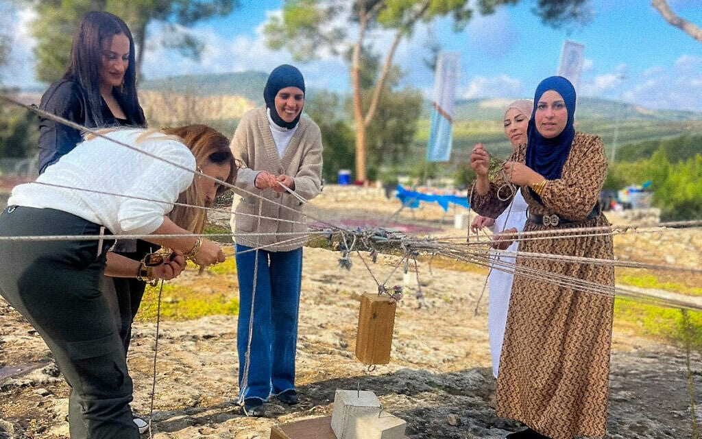 נשים ערביות בצפון ישראל משתתפות בתרגיל לבניית חוסן בפעילות של ארגון "משאבים" (צילום: באדיבות "משאבים") נשים ערביות בצפון ישראל משתתפות בתרגיל לבניית חוסן בפעילות של ארגון "משאבים" (צילום: באדיבות "משאבים")