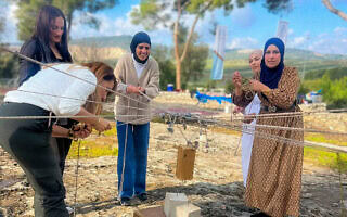 נשים ערביות בצפון ישראל משתתפות בתרגיל לבניית חוסן בפעילות של ארגון "משאבים" (צילום: באדיבות "משאבים") נשים ערביות בצפון ישראל משתתפות בתרגיל לבניית חוסן בפעילות של ארגון "משאבים" (צילום: באדיבות "משאבים")