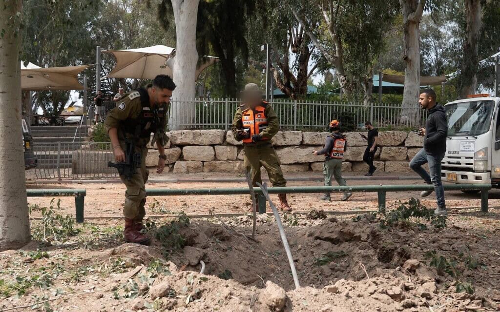 זירת נפילה של טיל איראני באזור המרכז. 15 במרץ 2026 (צילום: דובר צה״ל) זירת נפילה של טיל איראני באזור המרכז. 15 במרץ 2026 (צילום: דובר צה״ל)