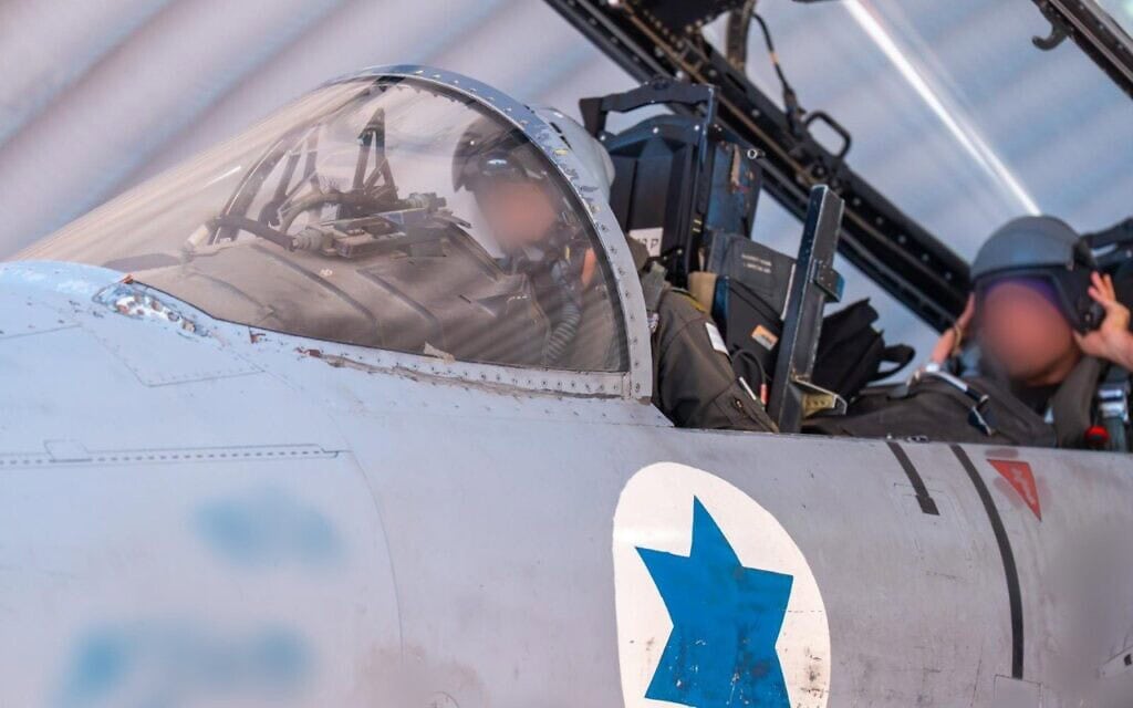 טייס ונווט F-15 של חיל האוויר בקוקפיט לאחר תקיפה באיראן, מרץ 2026 (צילום: דובר צה״ל) טייס ונווט F-15 של חיל האוויר בקוקפיט לאחר תקיפה באיראן, מרץ 2026 (צילום: דובר צה״ל)