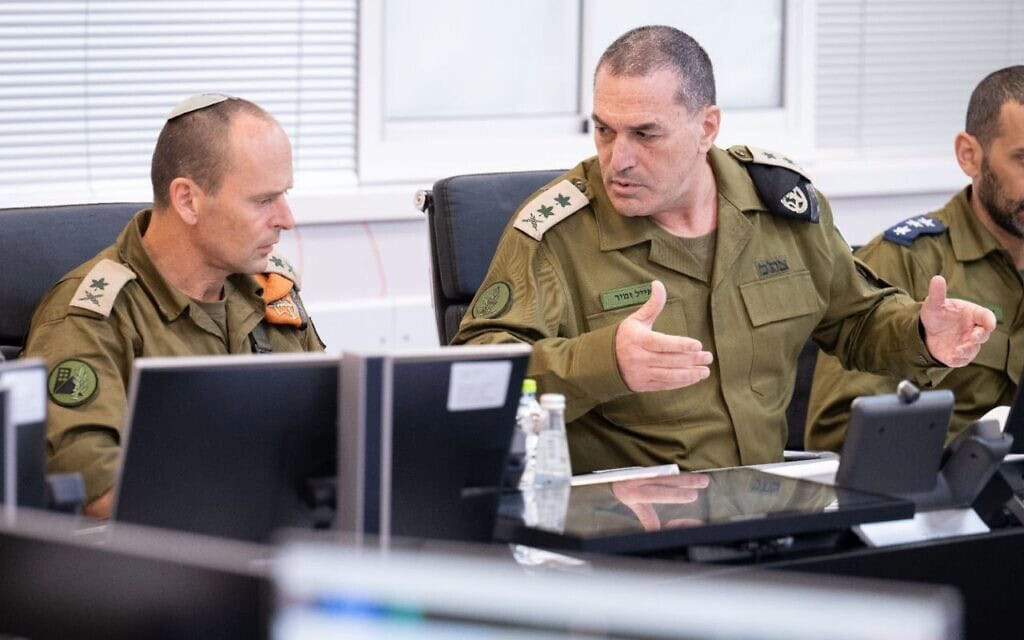 הרמטכ"ל אייל זמיר קיים הערכת מצב עם מפקד פיקוד העורף, אלוף שי קלפר, 8 במרץ 2026 (צילום: דובר צה"ל) הרמטכ"ל אייל זמיר קיים הערכת מצב עם מפקד פיקוד העורף, אלוף שי קלפר, 8 במרץ 2026 (צילום: דובר צה"ל)