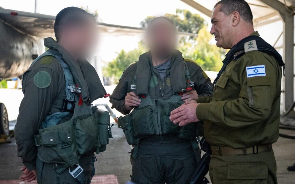 הרמטכ"ל אייל זמיר ביקר אתמול בבסיס חיל האוויר תל נוף, 10 במרץ 2026 (צילום: דובר צה"ל) הרמטכ"ל אייל זמיר ביקר אתמול בבסיס חיל האוויר תל נוף, 10 במרץ 2026 (צילום: דובר צה"ל)