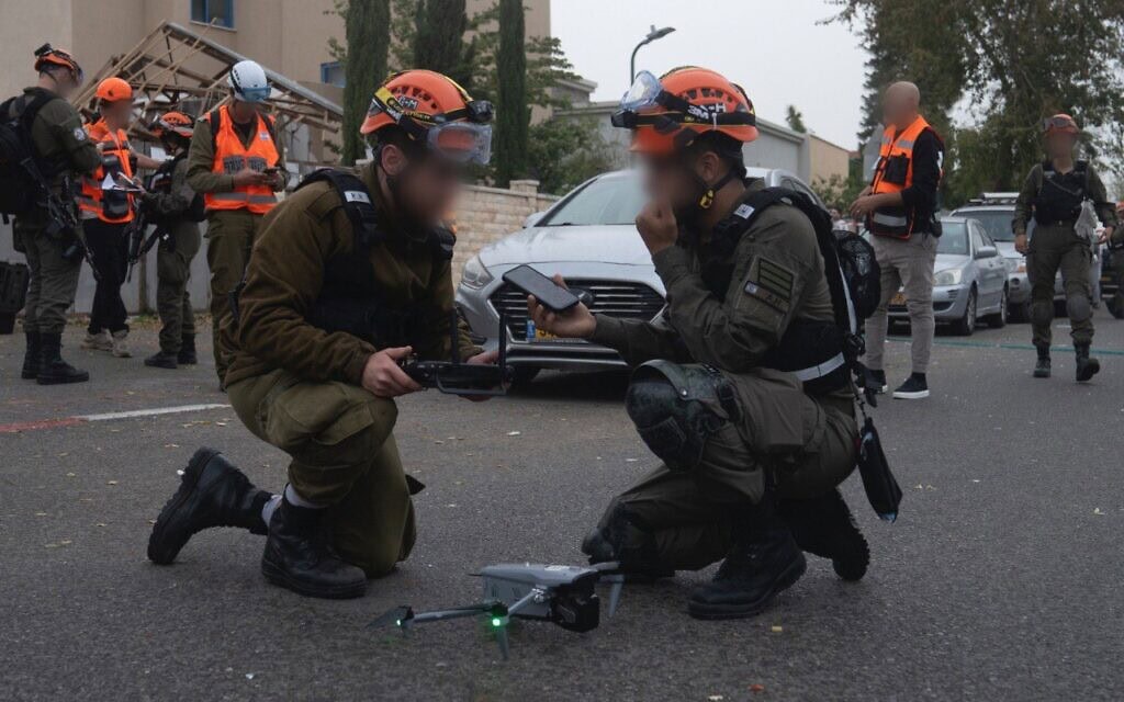 אנשי פיקוד העורף מתפעלים רחפן בזירת נפילה. 14 במרץ 2026 (צילום: דובר צה״ל) אנשי פיקוד העורף מתפעלים רחפן בזירת נפילה. 14 במרץ 2026 (צילום: דובר צה״ל)