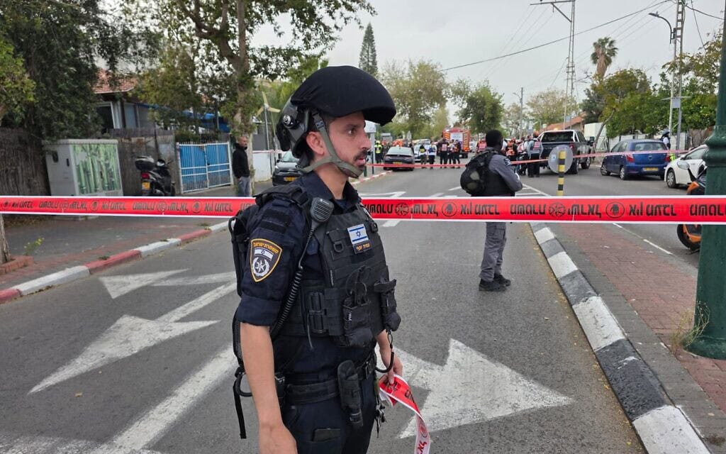 שוטר בזירת נפילה של טיל איראני. 14 במרץ 2026 (צילום: דוברות המשטרה) שוטר בזירת נפילה של טיל איראני. 14 במרץ 2026 (צילום: דוברות המשטרה)