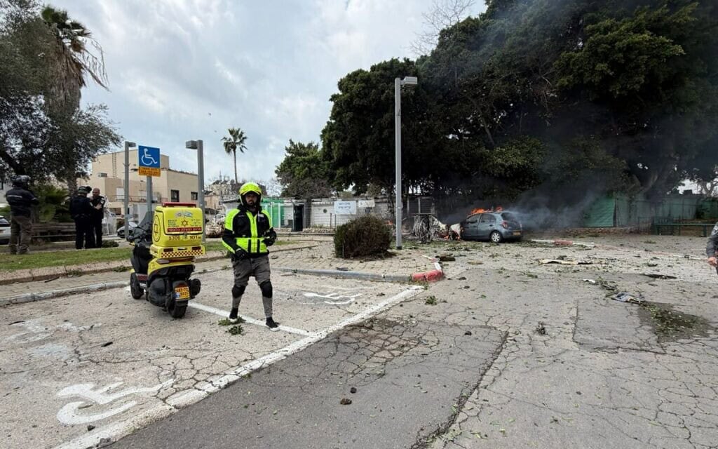 זירת נפילה של טיל איראני בתל אביב. 15 במרץ 2026 (צילום: דוברות מד״א) זירת נפילה של טיל איראני בתל אביב. 15 במרץ 2026 (צילום: דוברות מד״א)
