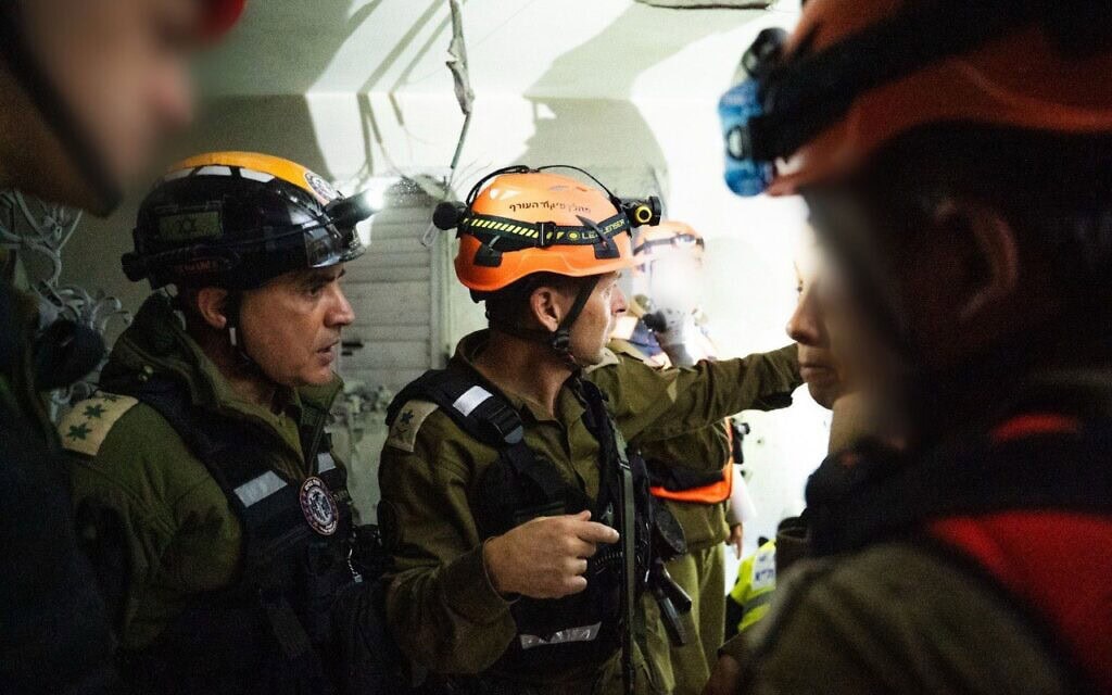 מפקד פיקוד העורף אלוף שי קלפר בזירת פגיעה ברמת גן. 18 במרץ 2026 (צילום: דובר צה״ל)