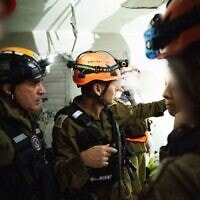 מפקד פיקוד העורף אלוף שי קלפר בזירת פגיעה ברמת גן. 18 במרץ 2026 (צילום: דובר צה״ל) מפקד פיקוד העורף אלוף שי קלפר בזירת פגיעה ברמת גן. 18 במרץ 2026 (צילום: דובר צה״ל)