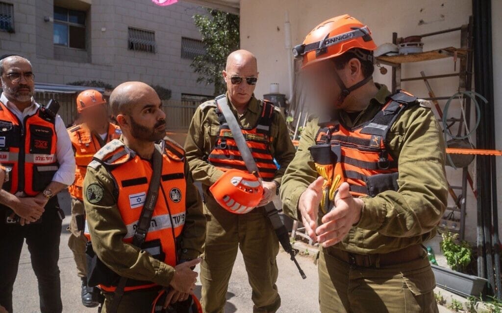 כוחות פיקוד העורף בזירות נפילה במרכז הארץ. 20 במרץ 2026 (צילום: דובר צה״ל ) כוחות פיקוד העורף בזירות נפילה במרכז הארץ. 20 במרץ 2026 (צילום: דובר צה״ל )