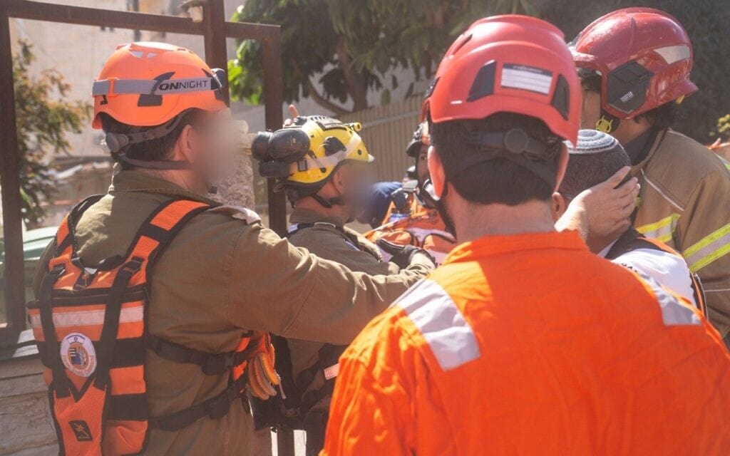 כוחות פיקוד העורף בזירות נפילה במרכז הארץ. 20 במרץ 2026 (צילום: דובר צה״ל ) כוחות פיקוד העורף בזירות נפילה במרכז הארץ. 20 במרץ 2026 (צילום: דובר צה״ל )