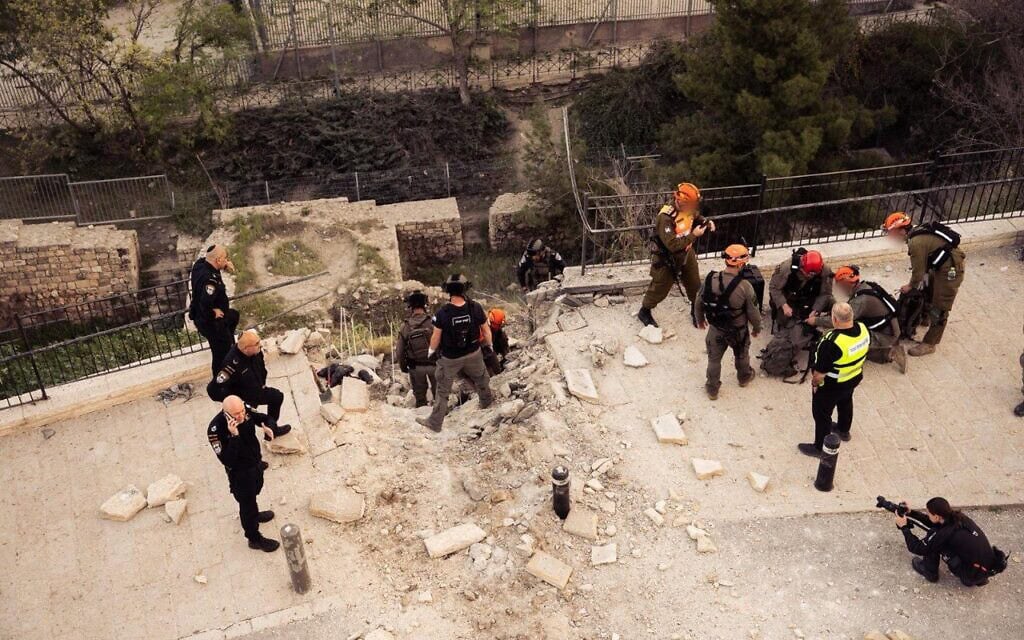 כוחות פיקוד העורף בזירת נפילת טיל בעיר העתיקה בירושלים. 20 במרץ 2026 (צילום: דובר צה״ל ) כוחות פיקוד העורף בזירת נפילת טיל בעיר העתיקה בירושלים. 20 במרץ 2026 (צילום: דובר צה״ל )