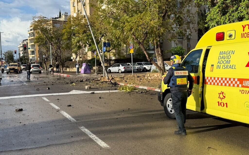 אנשי מגן דוד אדום בזירת נפילה של טיל איראני. 22 במרץ 2026 (צילום: מד״א תיעוד מבצעי) אנשי מגן דוד אדום בזירת נפילה של טיל איראני. 22 במרץ 2026 (צילום: מד״א תיעוד מבצעי)