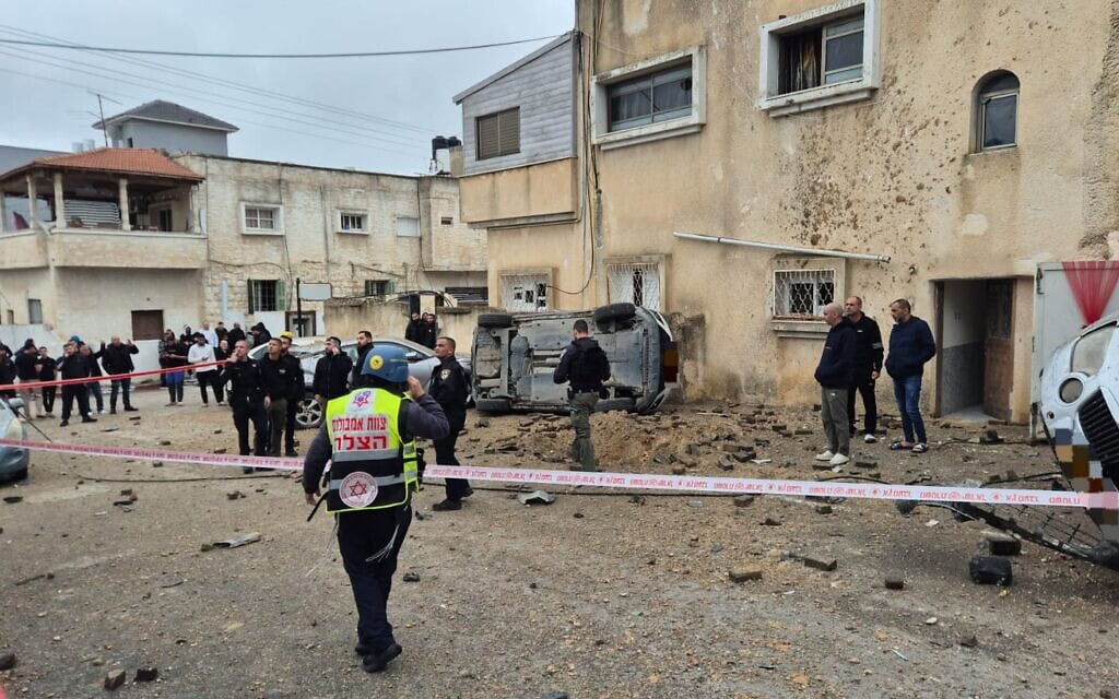 זירת נפילה של טיל איראני בכפר קאסם ב-26 במרץ 2026 (צילום: דוברות איחוד הצלה) זירת נפילה של טיל איראני בכפר קאסם ב-26 במרץ 2026 (צילום: דוברות איחוד הצלה)