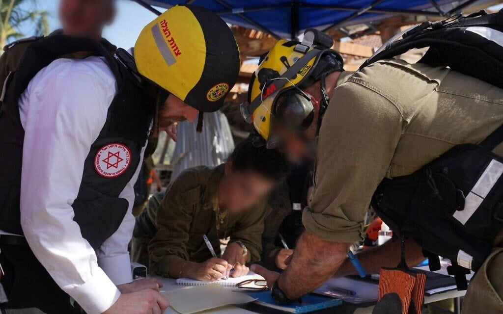 פעילות כוחות פיקוד העורף בזירת נפילה של טיל איראני. 28 במרץ 2026 (צילום: דובר צה״ל ) פעילות כוחות פיקוד העורף בזירת נפילה של טיל איראני. 28 במרץ 2026 (צילום: דובר צה״ל )