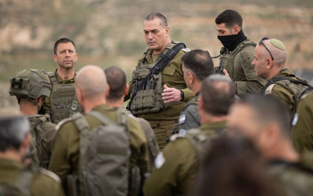 הרמטכ"ל אייל זמיר ומפקד פיקוד המרכז אבי בלוט בפיקוד המרכז, 18 במרץ 2026 (צילום: צה"ל) הרמטכ"ל אייל זמיר ומפקד פיקוד המרכז אבי בלוט בפיקוד המרכז, 18 במרץ 2026 (צילום: צה"ל)