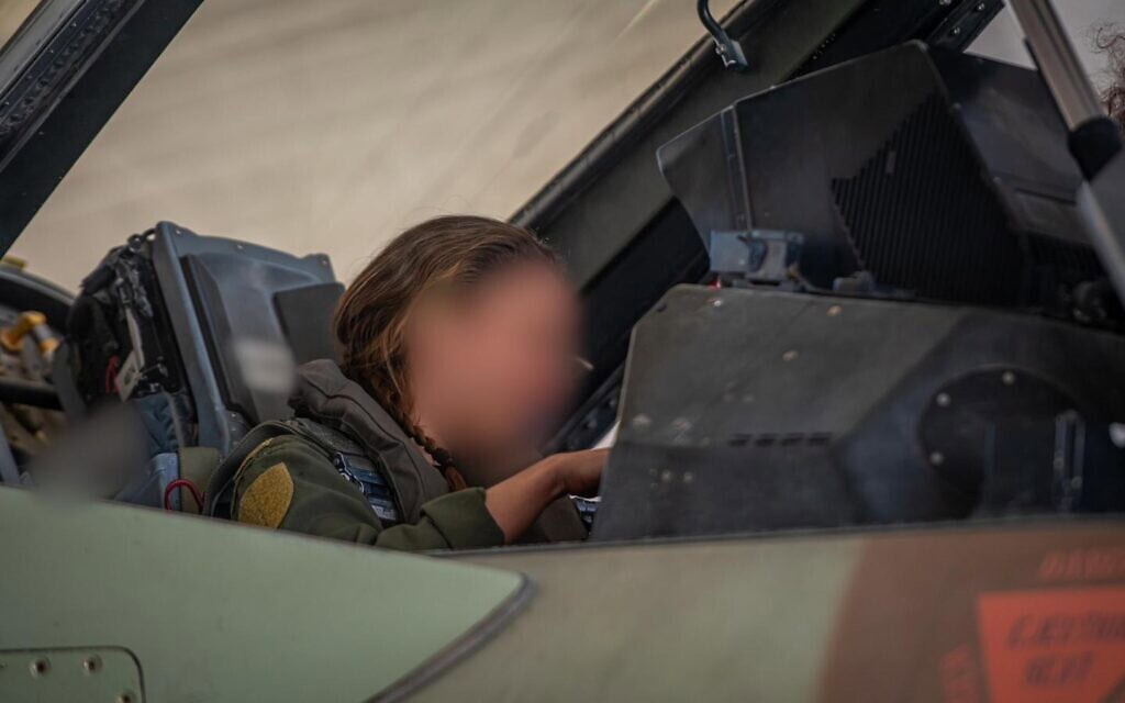 טייסת בחיל האוויר הישראלי לפני תקיפות באיראן, 2 במרץ 2026 (צילום: דובר צה"ל) טייסת בחיל האוויר הישראלי לפני תקיפות באיראן, 2 במרץ 2026 (צילום: דובר צה"ל)