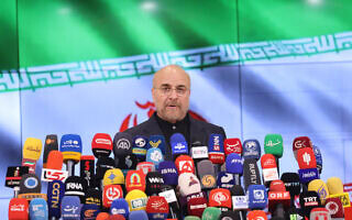 יו"ר הפרלמנט האיראני מוחמד באקר קאליבאף נושא דברים בפני התקשורת לאחר שהגיש את מועמדותו לבחירות לנשיאות הרפובליקה האסלאמית בטהרן, 3 ביוני 2024 (צילום: ATTA KENARE / AFP) יו"ר הפרלמנט האיראני מוחמד באקר קאליבאף נושא דברים בפני התקשורת לאחר שהגיש את מועמדותו לבחירות לנשיאות הרפובליקה האסלאמית בטהרן, 3 ביוני 2024 (צילום: ATTA KENARE / AFP)