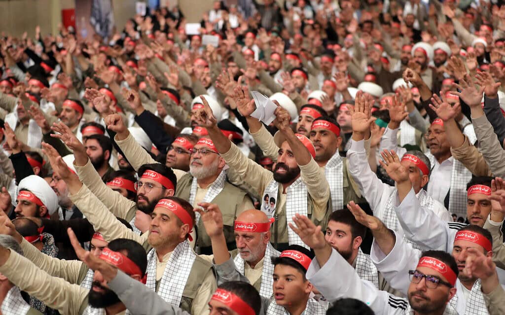 מתנדבים בכוח הבסיג' בזמן שהם מאזינים לנאום של האייתוללה עלי חמינאי בטהרן, איראן, 25 בנובמבר 2024 (צילום: KHAMENEI.IR / AFP)