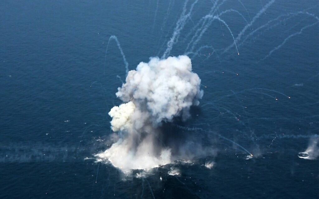 פיצוץ במהלך תרגיל צבאי של חברי משמרות המהפכה והצי האיראני במצר הורמוז, 17 בפברואר 2026, (צילום: Sepah News/AFP) פיצוץ במהלך תרגיל צבאי של חברי משמרות המהפכה והצי האיראני במצר הורמוז, 17 בפברואר 2026, (צילום: Sepah News/AFP)