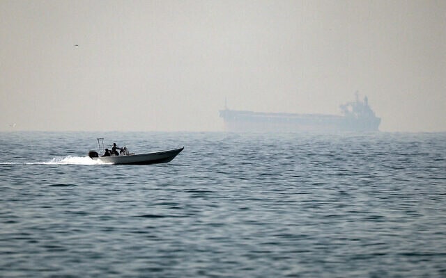 סירת מנוע שטה לאורך החוף בסמוך לעיירה אל־ג'יר במצר הורמוז, כשברקע נראית מכלית, 25 בפברואר 2026 (צילום: FADEL SENNA / AFP) סירת מנוע שטה לאורך החוף בסמוך לעיירה אל־ג'יר במצר הורמוז, כשברקע נראית מכלית, 25 בפברואר 2026 (צילום: FADEL SENNA / AFP)