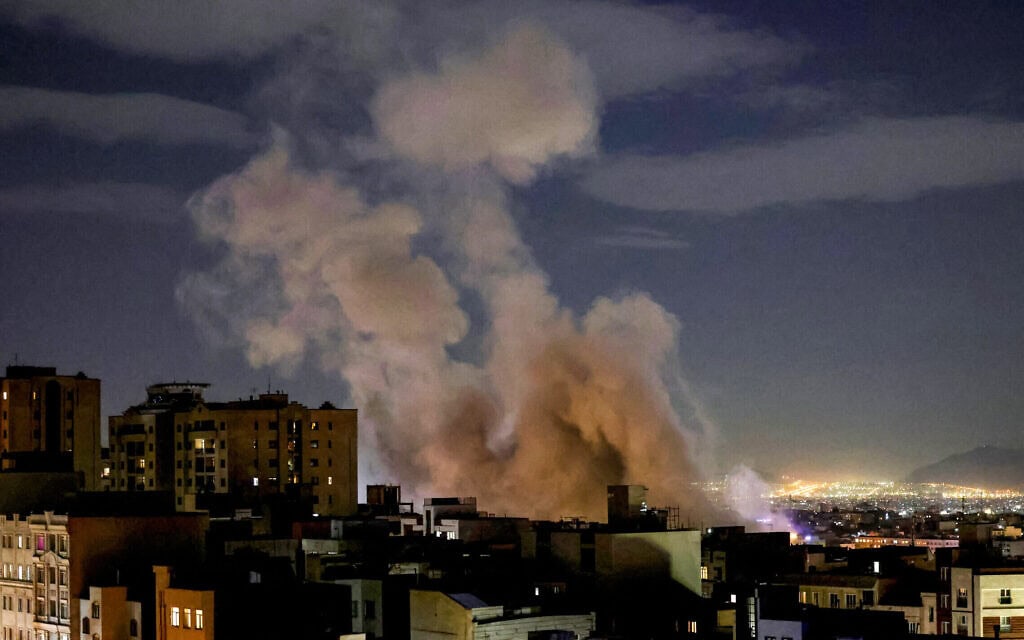 עשן מיתמר בעקבות תקיפת מבנה בטהרן, 1 במרץ 2026 (צילום: ATTA KENARE / AFP) עשן מיתמר בעקבות תקיפת מבנה בטהרן, 1 במרץ 2026 (צילום: ATTA KENARE / AFP)