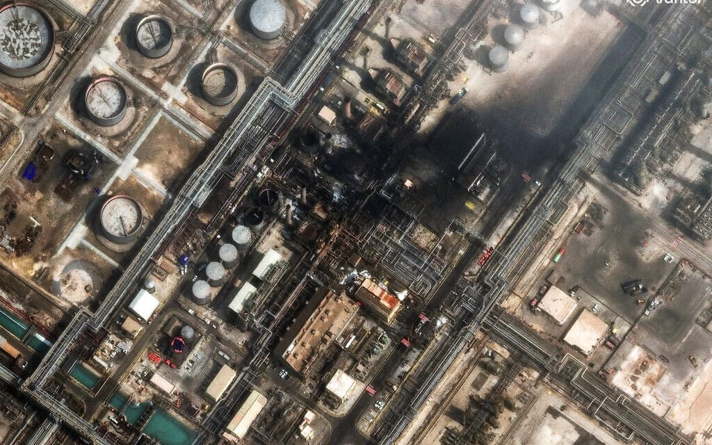 תמונת לוויין מ-2 במרץ 2026 מראה את הנזק שספג בית הזיקוק ראס תנורא של חברת הנפט הסעודית ארמקו ממתקפה של איראן ב-1 במרץ 2026 (צילום: Satellite image © 2026 Vantor / AFP) תמונת לוויין מ-2 במרץ 2026 מראה את הנזק שספג בית הזיקוק ראס תנורא של חברת הנפט הסעודית ארמקו ממתקפה של איראן ב-1 במרץ 2026 (צילום: Satellite image © 2026 Vantor / AFP)