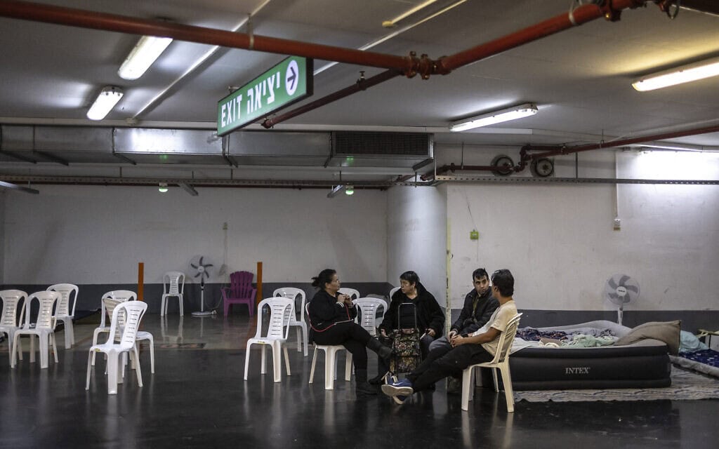 החניון התת־קרקעי שבכיכר התזמורת (כיכר הבימה) בתל אביב, המשמש כמרחב מוגן, 5 במרץ 2026 (צילום: Olympia DE MAISMONT / AFP) החניון התת־קרקעי שבכיכר התזמורת (כיכר הבימה) בתל אביב, המשמש כמרחב מוגן, 5 במרץ 2026 (צילום: Olympia DE MAISMONT / AFP)