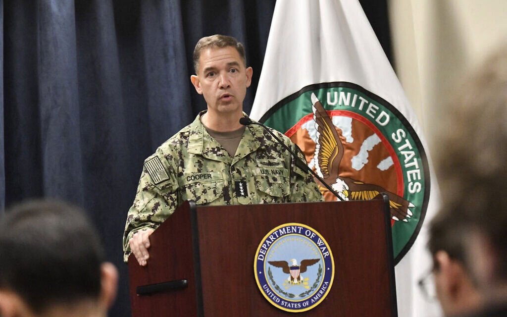 מפקד פיקוד המרכז של ארצות הברית בראד קופר נושא דברים בפני נציגי התקשורת במפקדת פיקוד המרכז של ארצות הברית בבסיס חיל האוויר מקדיל בטמפה שבפלורידה, 5 במרץ 2026 (צילום: Octavio JONES / AFP)