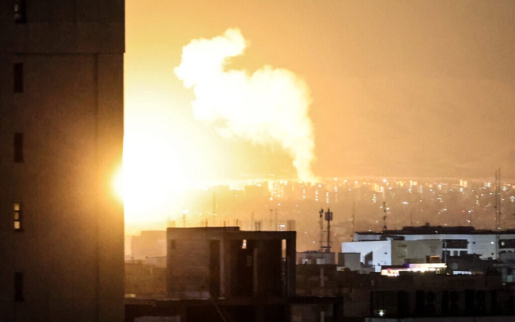 עשן ואש מיתמרים מאתר תקיפות אוויריות באזור מרכזי בבירת איראן, טהרן, 6 במרץ 2026 (צילום: ATTA KENARE / AFP) עשן ואש מיתמרים מאתר תקיפות אוויריות באזור מרכזי בבירת איראן, טהרן, 6 במרץ 2026 (צילום: ATTA KENARE / AFP)