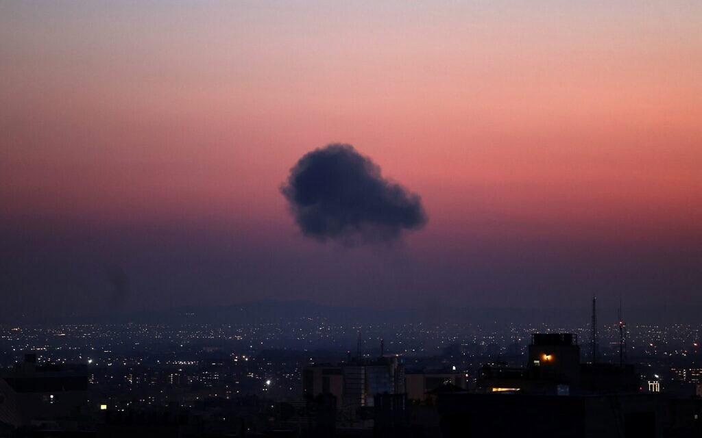 עמוד עשן מיתמר מאתר תקיפה אווירית באזור מרכזי בבירת איראן, טהרן, 6 במרץ 2026 (צילום: ATTA KENARE / AFP) עמוד עשן מיתמר מאתר תקיפה אווירית באזור מרכזי בבירת איראן, טהרן, 6 במרץ 2026 (צילום: ATTA KENARE / AFP)