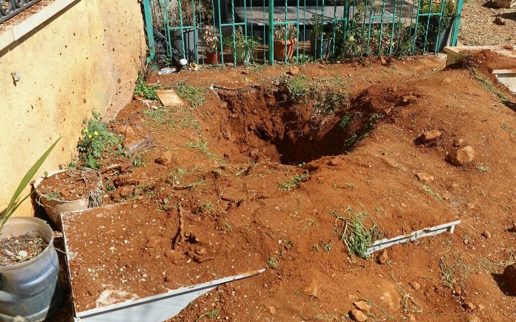 בור קבר שנחפר לכאורה במהלך מבצע צבאי ישראלי לחיפוש אחר שרידיו של רון ארד בעיירה נבי שית שבעמק הבקאע בלבנון, בתמונה שצולמה במהלך סיור עיתונאים שארגן ארגון הטרור חזבאללה, 7 במרץ 2026 (צילום: Nidal SOLH / AFP)