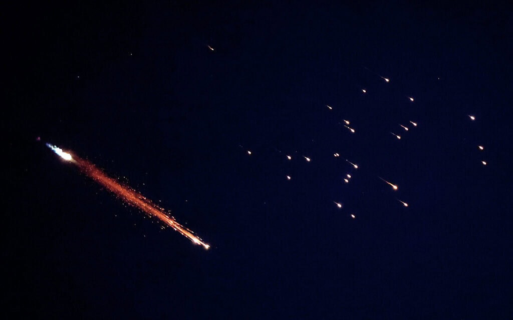 שובלי רקטות נראים בשמים מעל נתניה ב-7 במרץ 2026 (צילום: JACK GUEZ / AFP) שובלי רקטות נראים בשמים מעל נתניה ב-7 במרץ 2026 (צילום: JACK GUEZ / AFP)