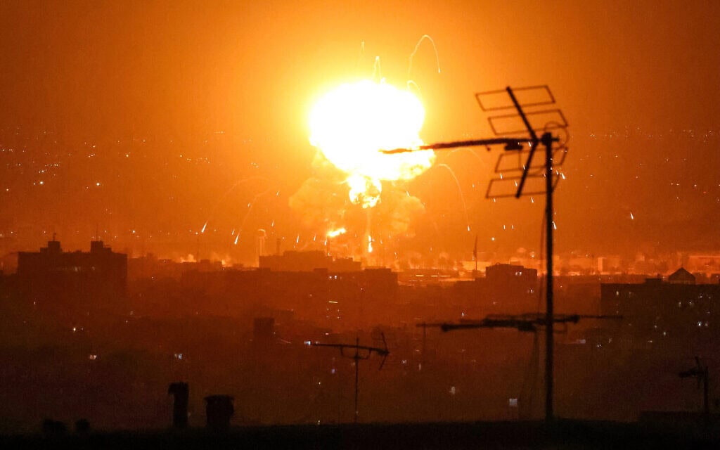 פיצוץ בטהרן לאחר תקיפה ישראלית. 7 במרץ 2026 (צילום: ATTA KENARE / AFP) פיצוץ בטהרן לאחר תקיפה ישראלית. 7 במרץ 2026 (צילום: ATTA KENARE / AFP)