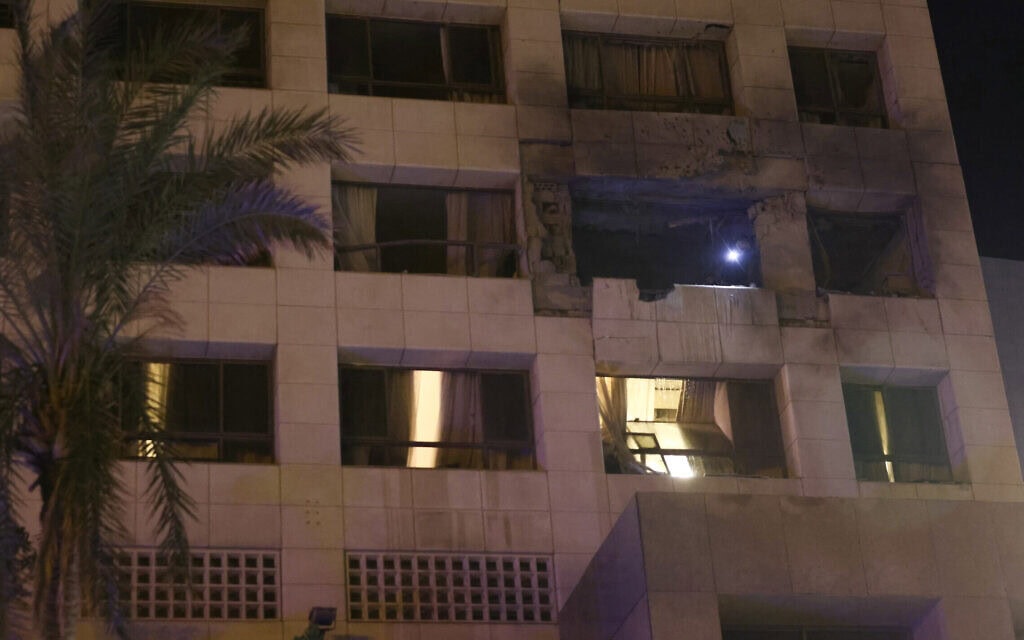 צוותי עזרה ראשונה בודקים חדר במלון רמדה שהותקף בתקיפה ישראלית, באזור ראושה שעל חוף הים בביירות, 8 במרץ 2026 (צילום: Ibrahim AMRO / AFP)