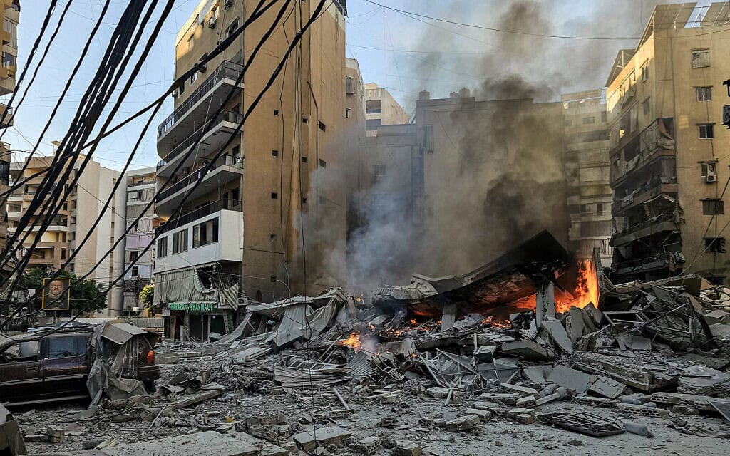 אש והריסות לאחר תקיפה של חיל האוויר הישראלי בביירות. 9 במרץ 2026 (צילום: Photo by AFP)